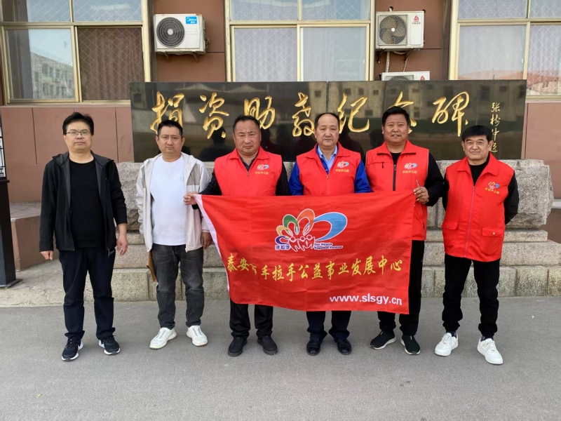 一盏路灯一份爱、校园从此亮起来！